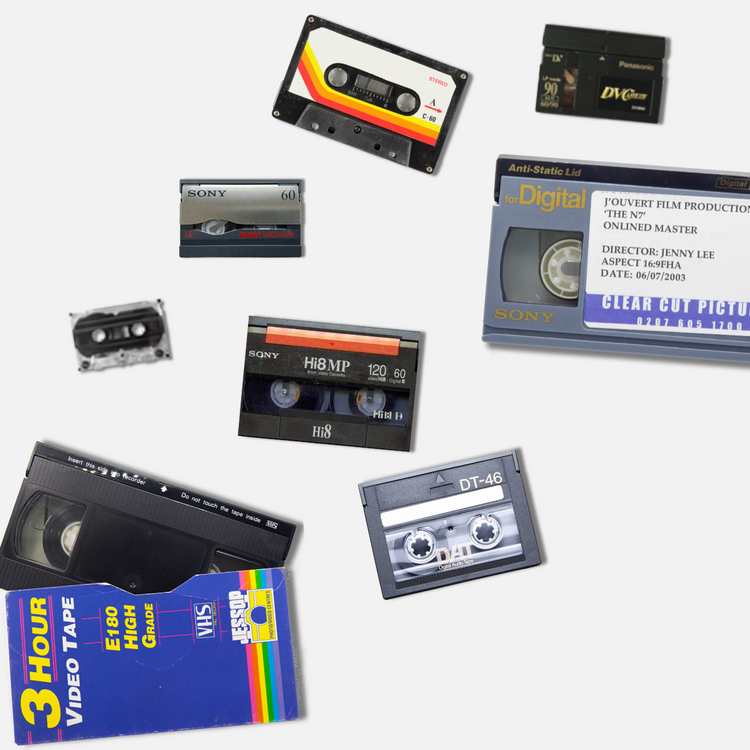 VHS, Hi8, MiniDV, VHS-C i Betamax kazete poredane jedna kraj druge — formati koje pokrivamo u digitalizaciji